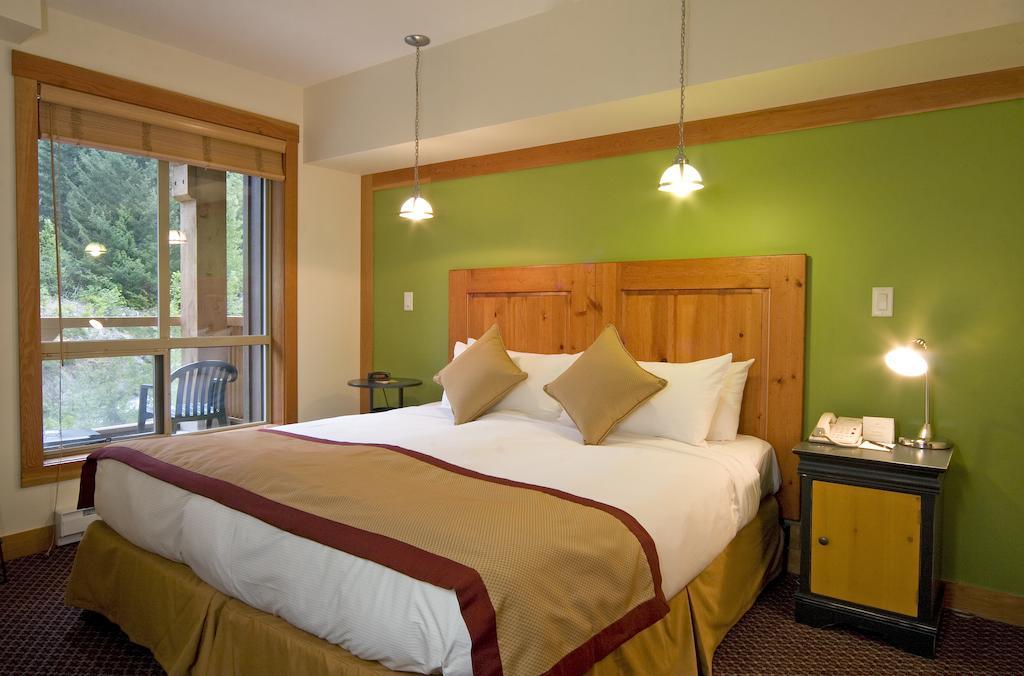 Lodging Ovations Hotel Whistler Exterior photo