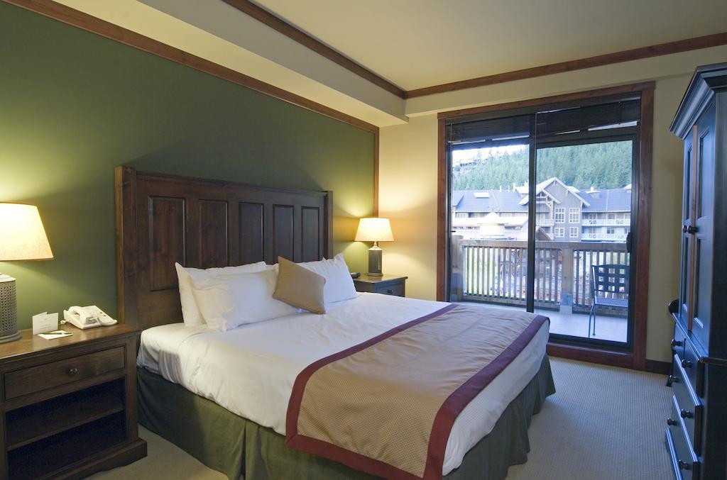 Lodging Ovations Hotel Whistler Room photo