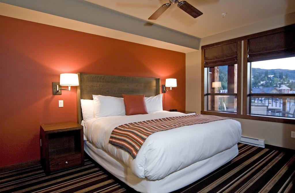 Lodging Ovations Hotel Whistler Room photo