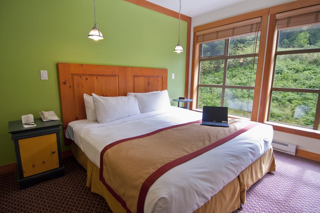 Lodging Ovations Hotel Whistler Exterior photo
