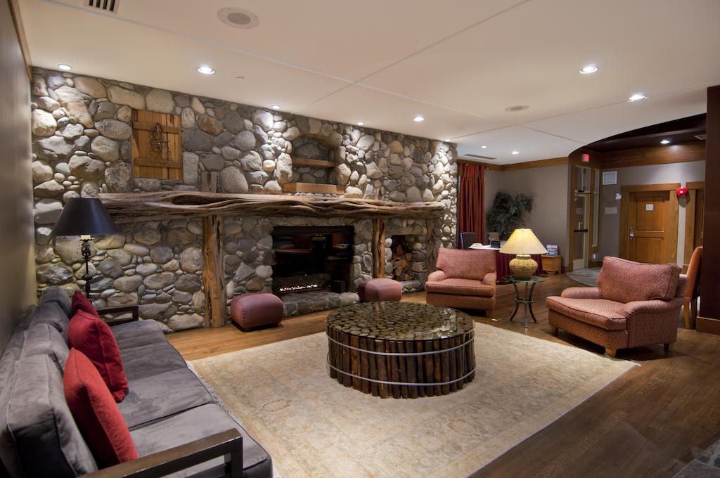 Lodging Ovations Hotel Whistler Exterior photo