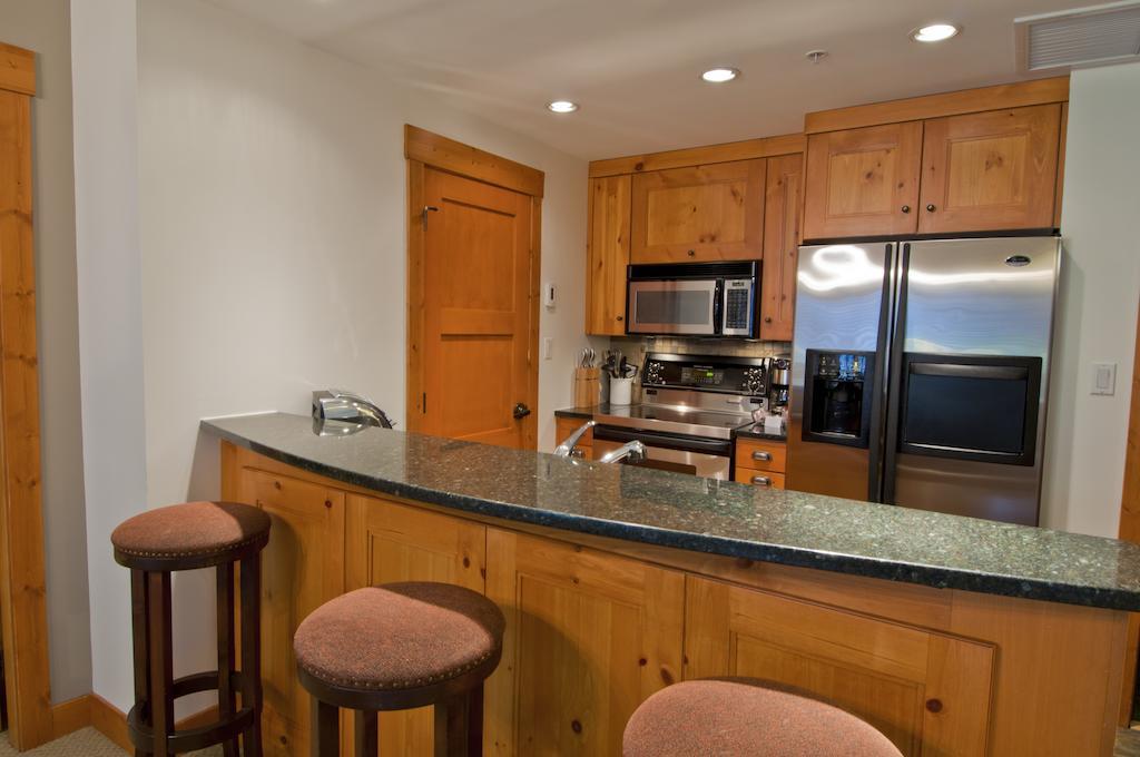 Lodging Ovations Hotel Whistler Exterior photo