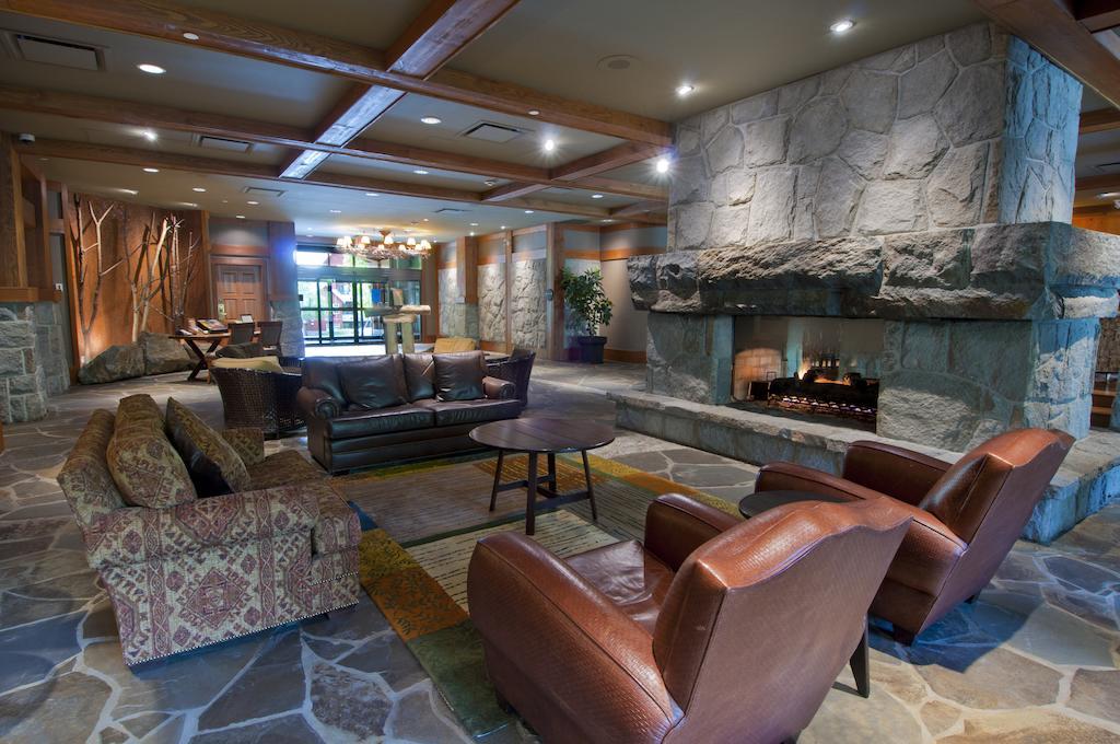 Lodging Ovations Hotel Whistler Exterior photo
