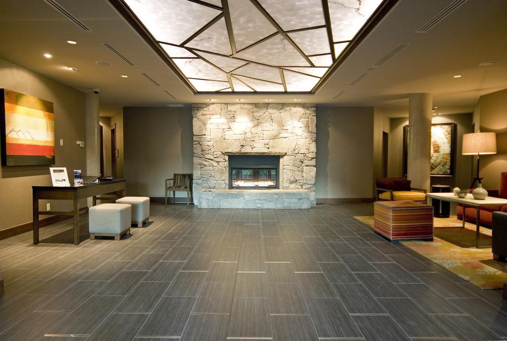 Lodging Ovations Hotel Whistler Exterior photo