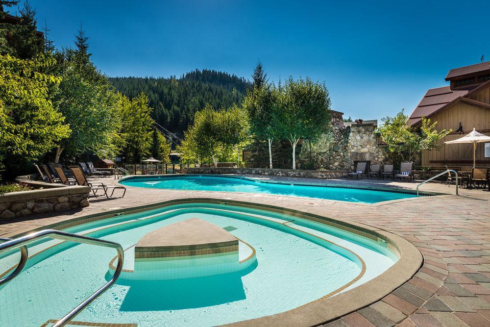 Lodging Ovations Hotel Whistler Exterior photo
