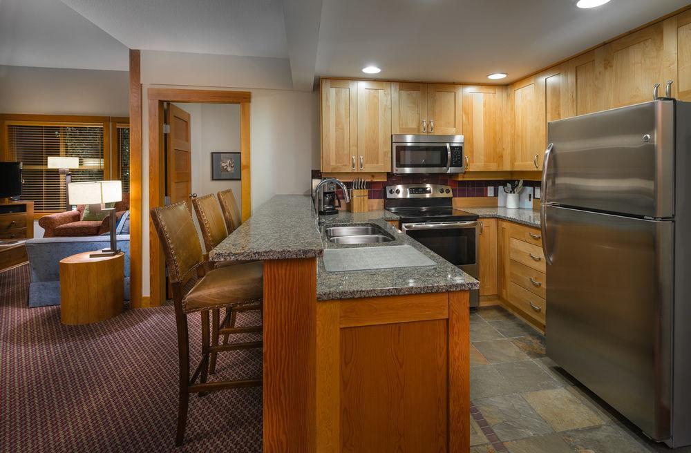 Lodging Ovations Hotel Whistler Exterior photo
