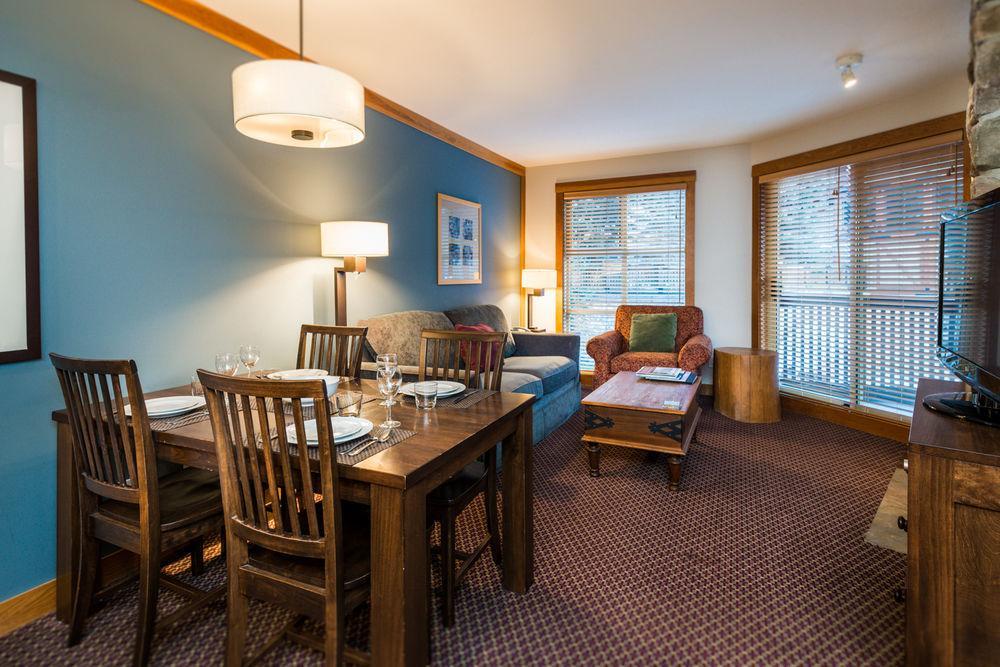 Lodging Ovations Hotel Whistler Exterior photo